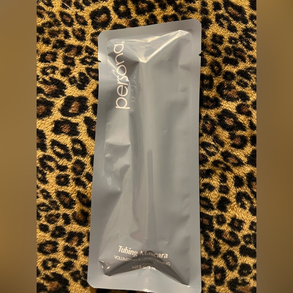 Persona Volumizing Mascara in Gray
